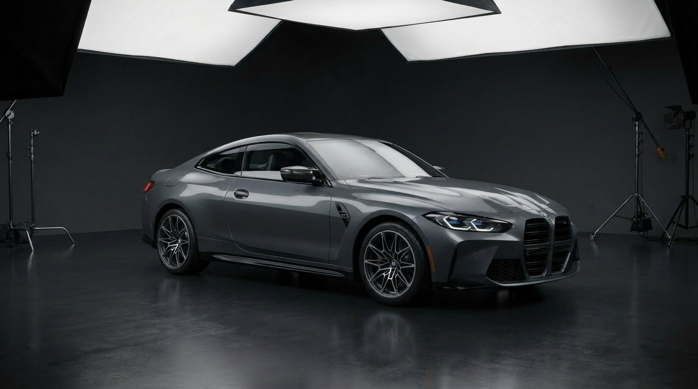 Același BMW M4 G82 în configurație de serie, în studio